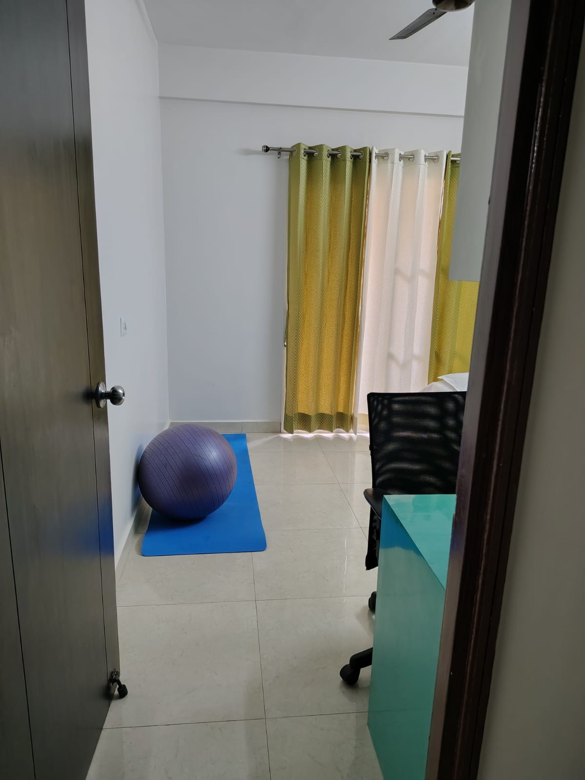 Physiotherapist treating patient at home Gurgaon